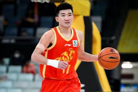 孙铭徽93天大伤归来。和球队配合没有任何生疏感。曾经的扣篮王已经很少扣篮了。但他