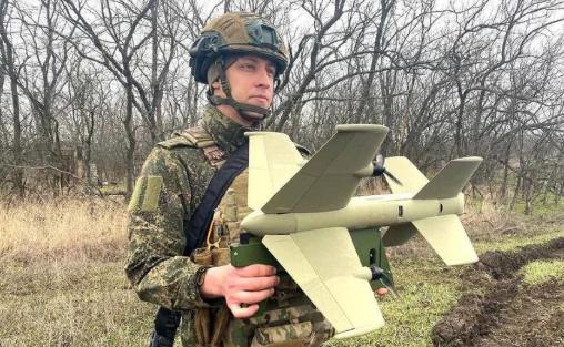 俄军单兵反无人机装备落地实战，构建低空拦截防御体系

针对战场频发的低空小型无人