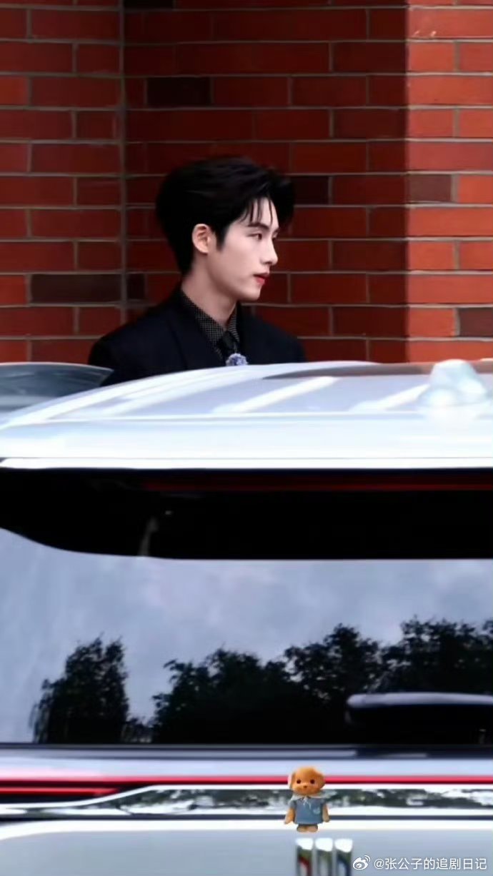 董思成黑西装出街董思成黑西装出街也太杀了！走路带风自带气场，贵气少爷感直接拉满，