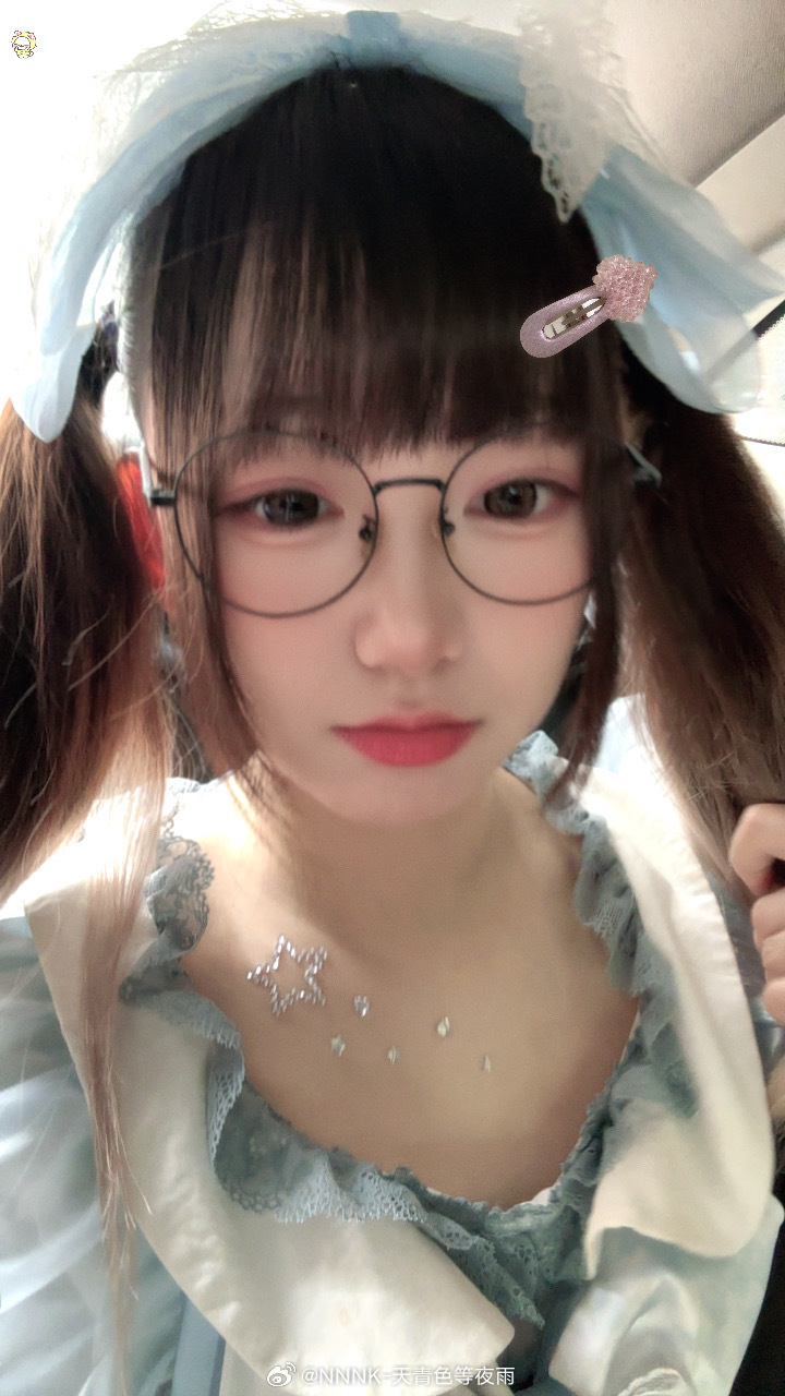 我去😗我有红眼病前面的司机人还挺好咧踩刹车帮我打腮红 