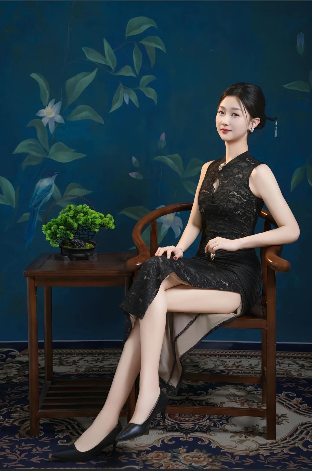 优雅黑裙，静坐花间，尽显东方韵味。