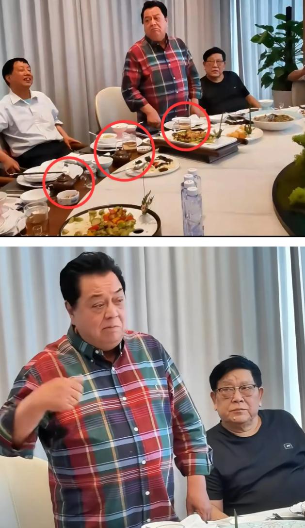 78岁的李金斗聚餐坐C位，

精神特别好，坐在最中间的位置给大家表演相声，全程都