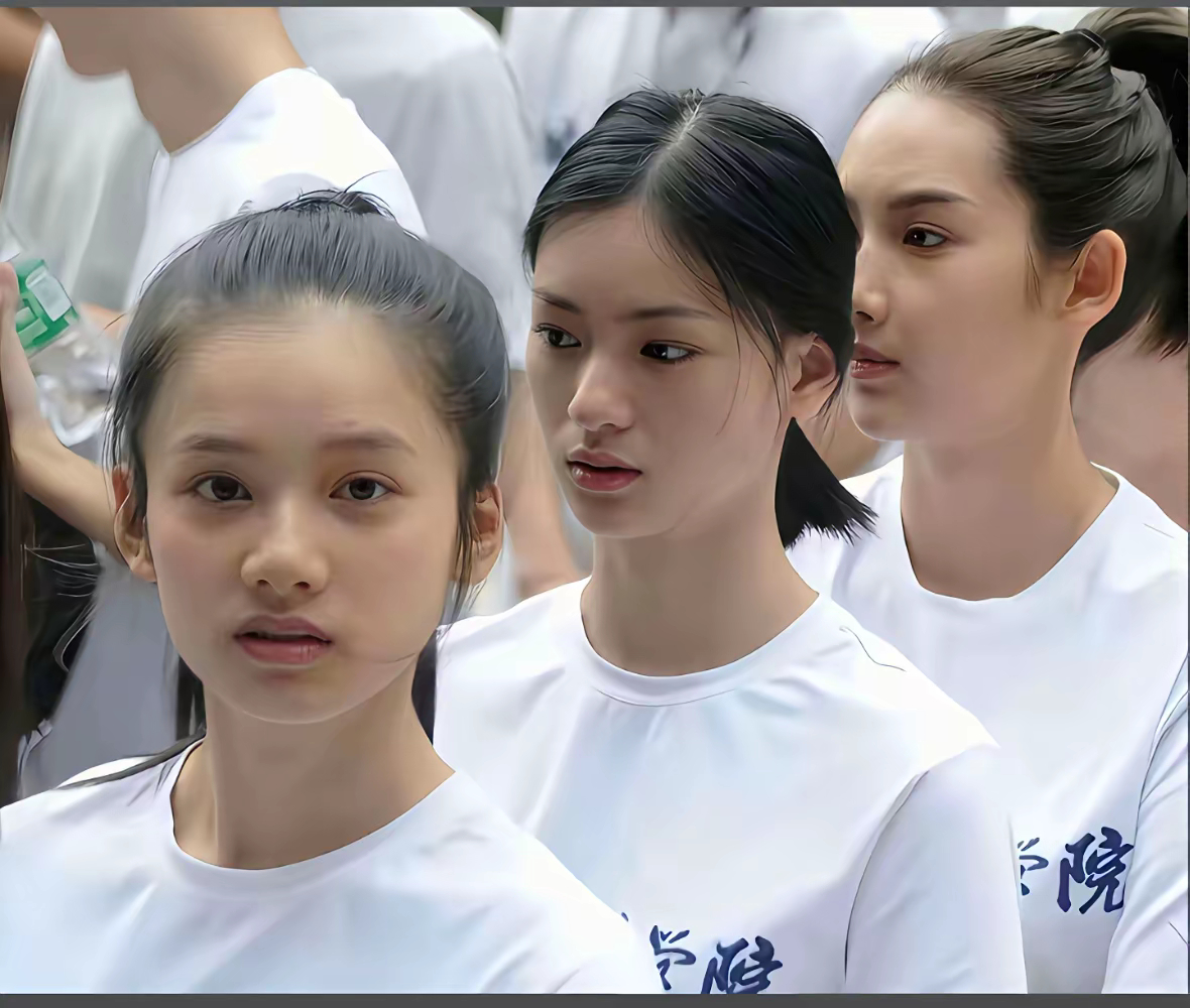学生时代的张婧仪就已经这么美了，难怪现在会成为大明星 ​​​