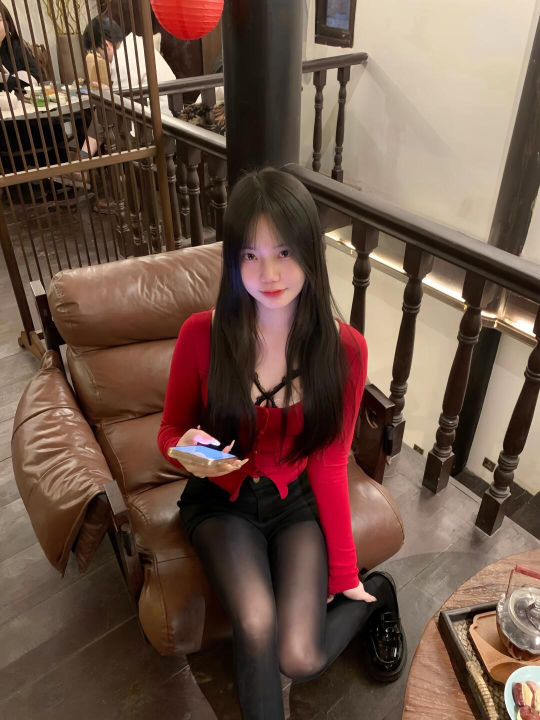 红色针织外搭配短裤黑丝，再与咖啡相伴，这画面想想就绝了！
红色针织外搭热情似火，