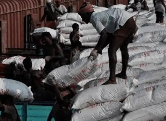 最近印度真是有点“水逆”。中东刚乱没两天，它那头的尿素市场就跟着闹腾起来。

4