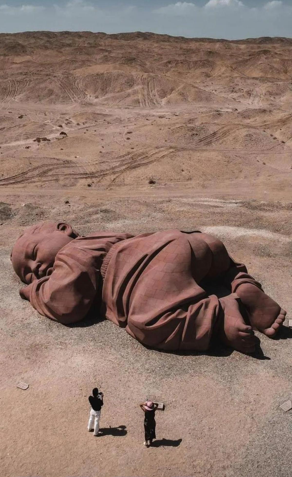 雕塑《大地之子》更多的细节被曝出
1 瓜州雕塑的主创作者董书斌教授，为清华美院雕