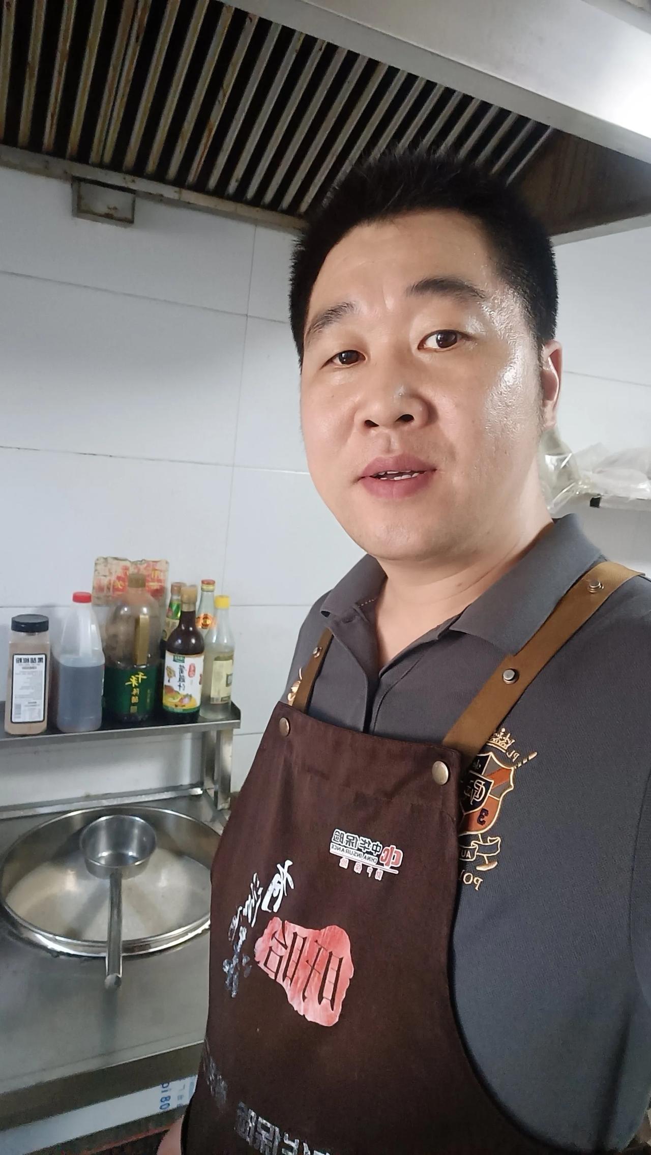 这早餐生意真让人看不懂。我没雇人的时候，天天忙的像个陀螺，五一到雇人之前营业额都