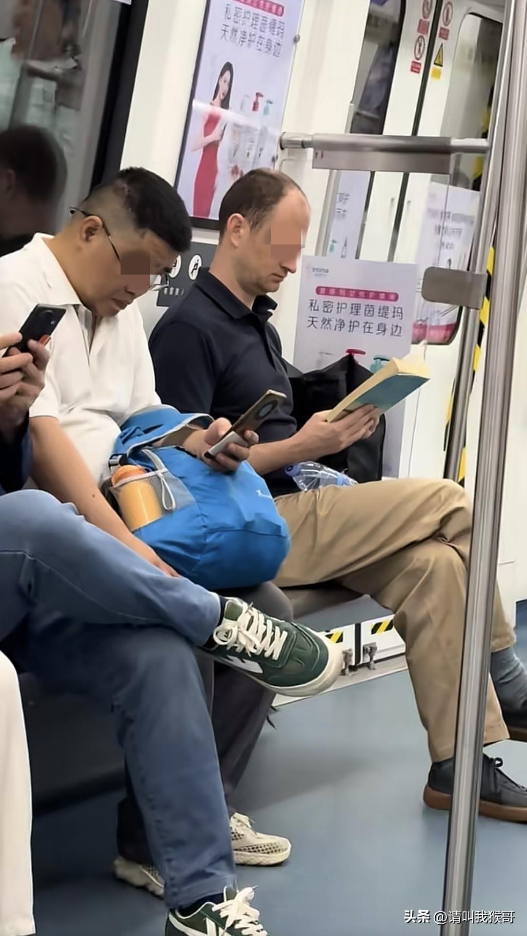 老外坐地铁看书是个别现象还是普遍现象呢？