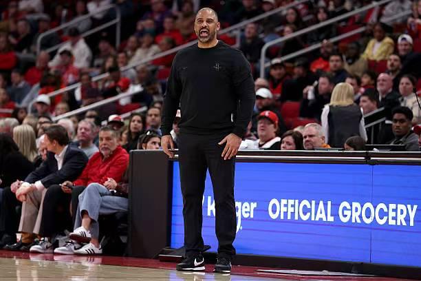 这也太明显了。火箭8人轮换，一上来强度拉满，虽然进攻瞎打，但是防守靠着打鸡血还是