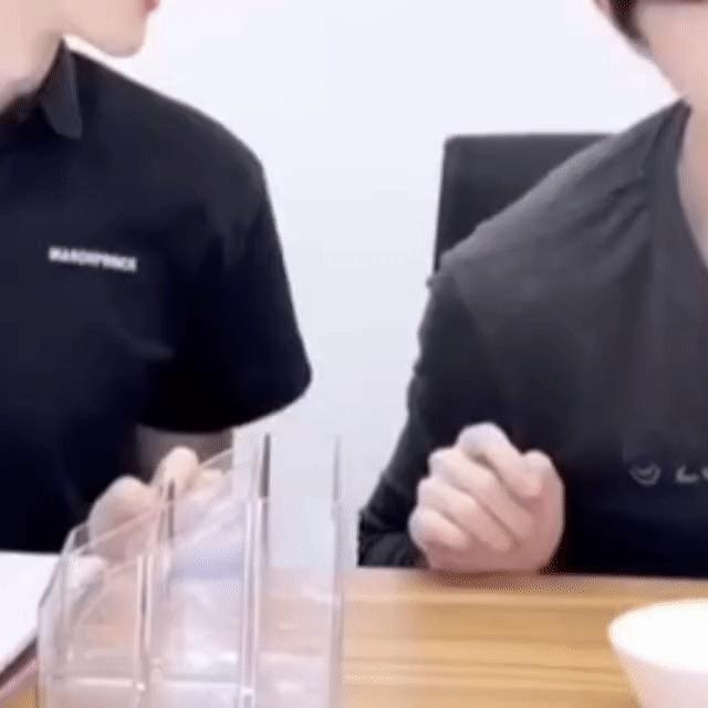 摸摸 