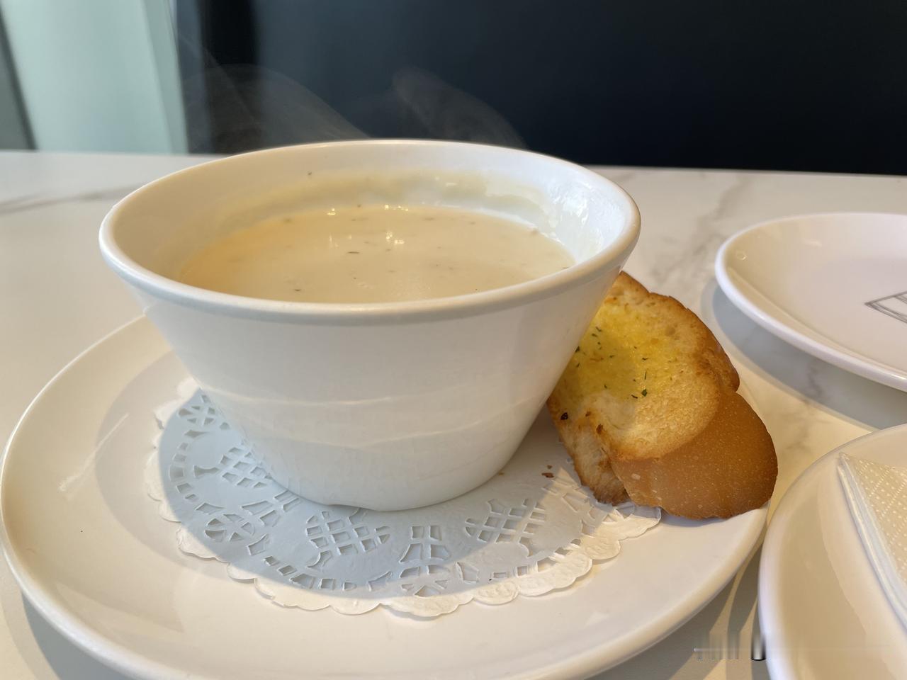 人生不是等待风暴过去，而是学会在雨中起舞。