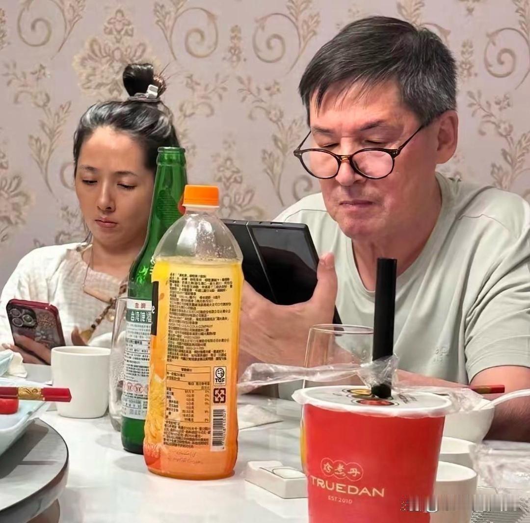 向佐又去台北看老婆岳父。一家十口聚餐，氛围热热闹闹。四十二岁的郭碧婷没化妆，坐爸
