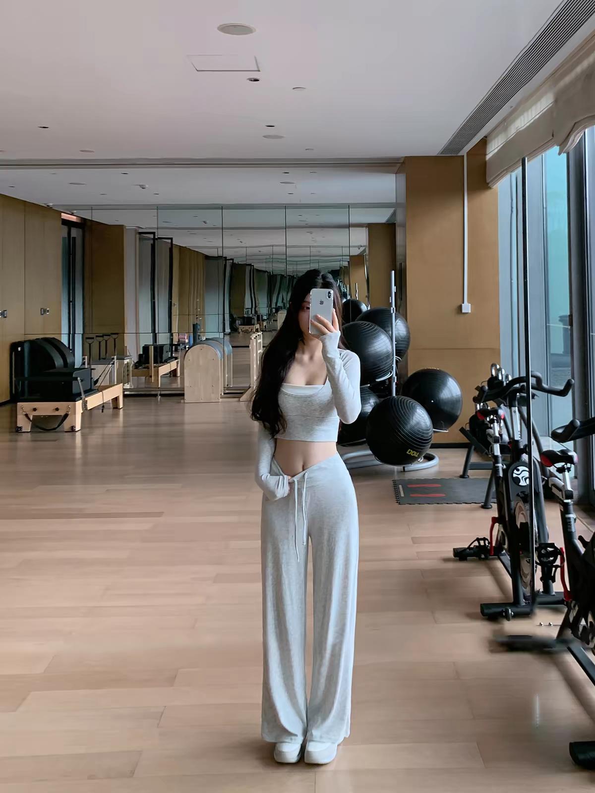 美女穿搭分享。