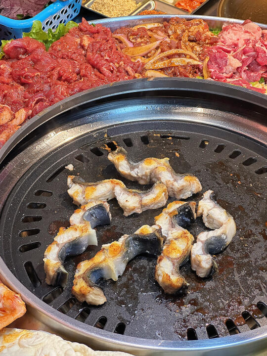 钦州｜呼啦圈烤肉出圈～狂炫烤活鳗‼️