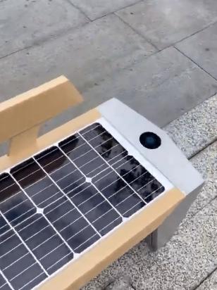 救命！日本人不愿相信中国座椅给手机充电，问：“这是假的吧？用来拍照的吧？”😂