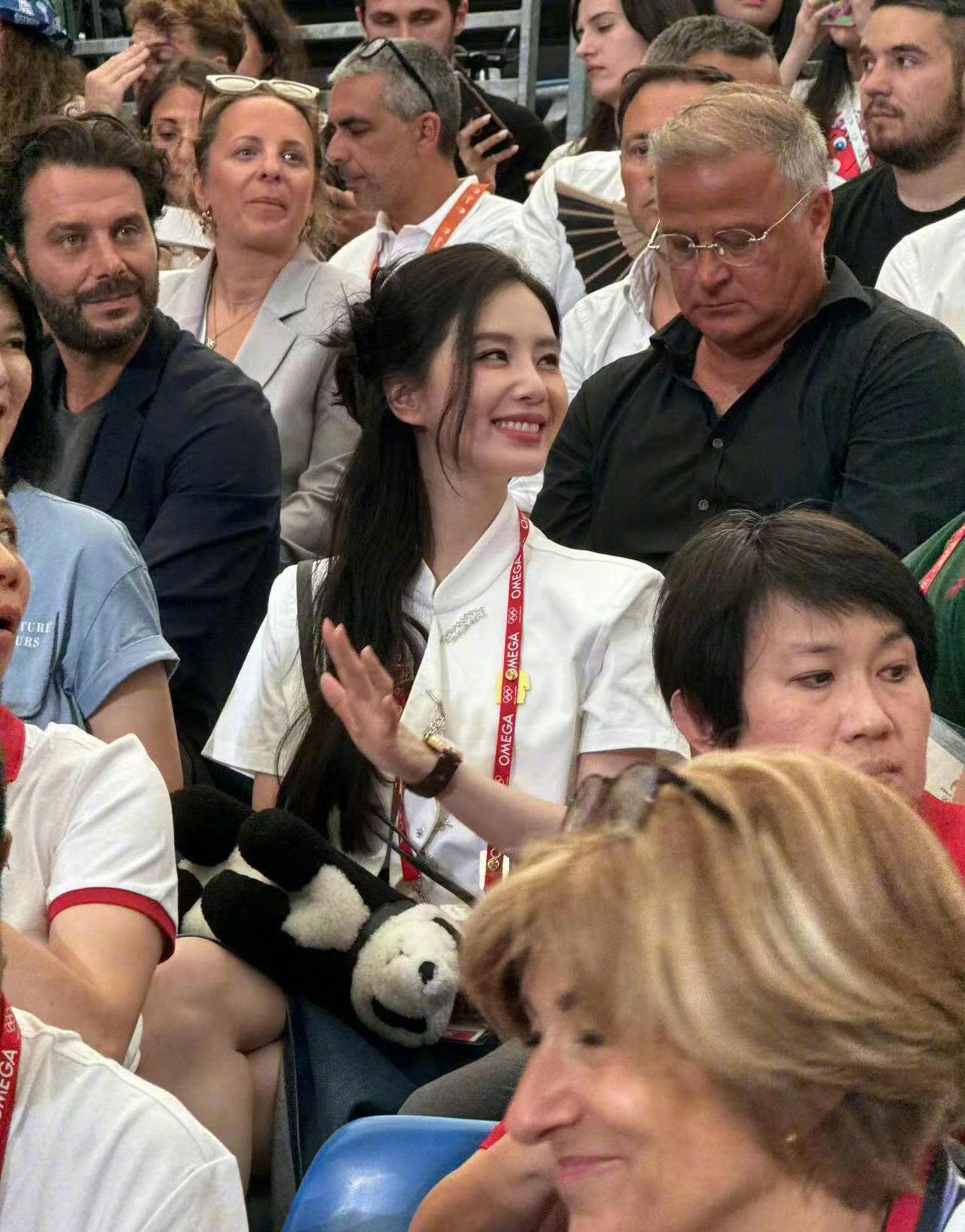 出现在奥运会击剑比赛现场的刘诗诗 好美丽 #刘诗诗穿新中式看击剑# ​​​