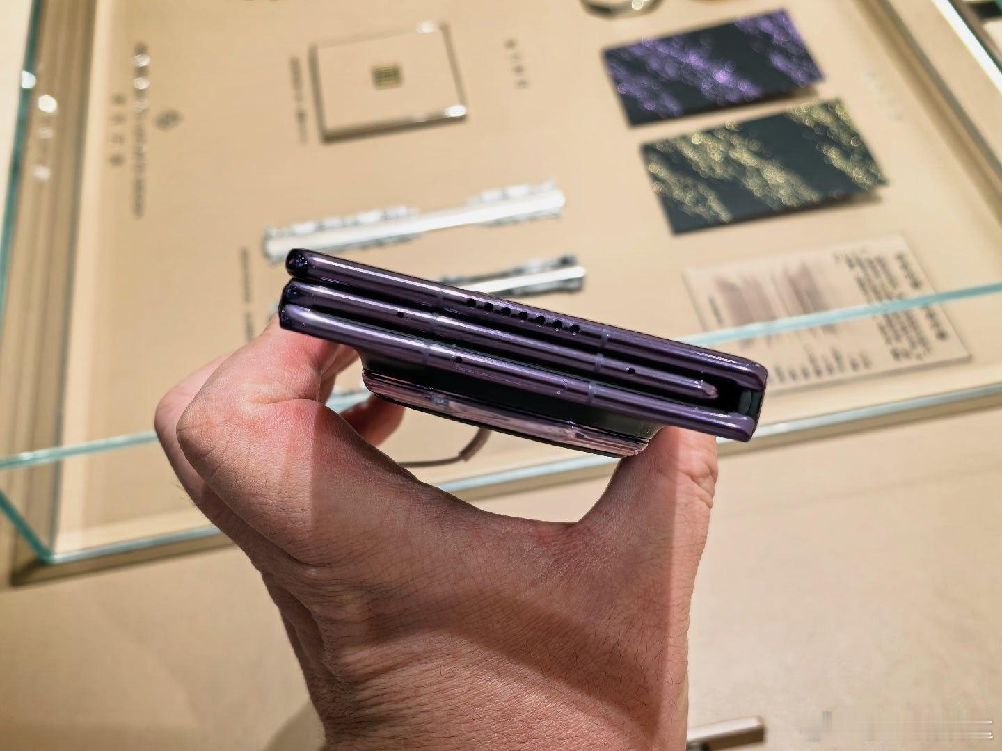 刚在华为机场店体验了全新的华为Mate XT 2非凡大师，作为华为第二代三折叠产