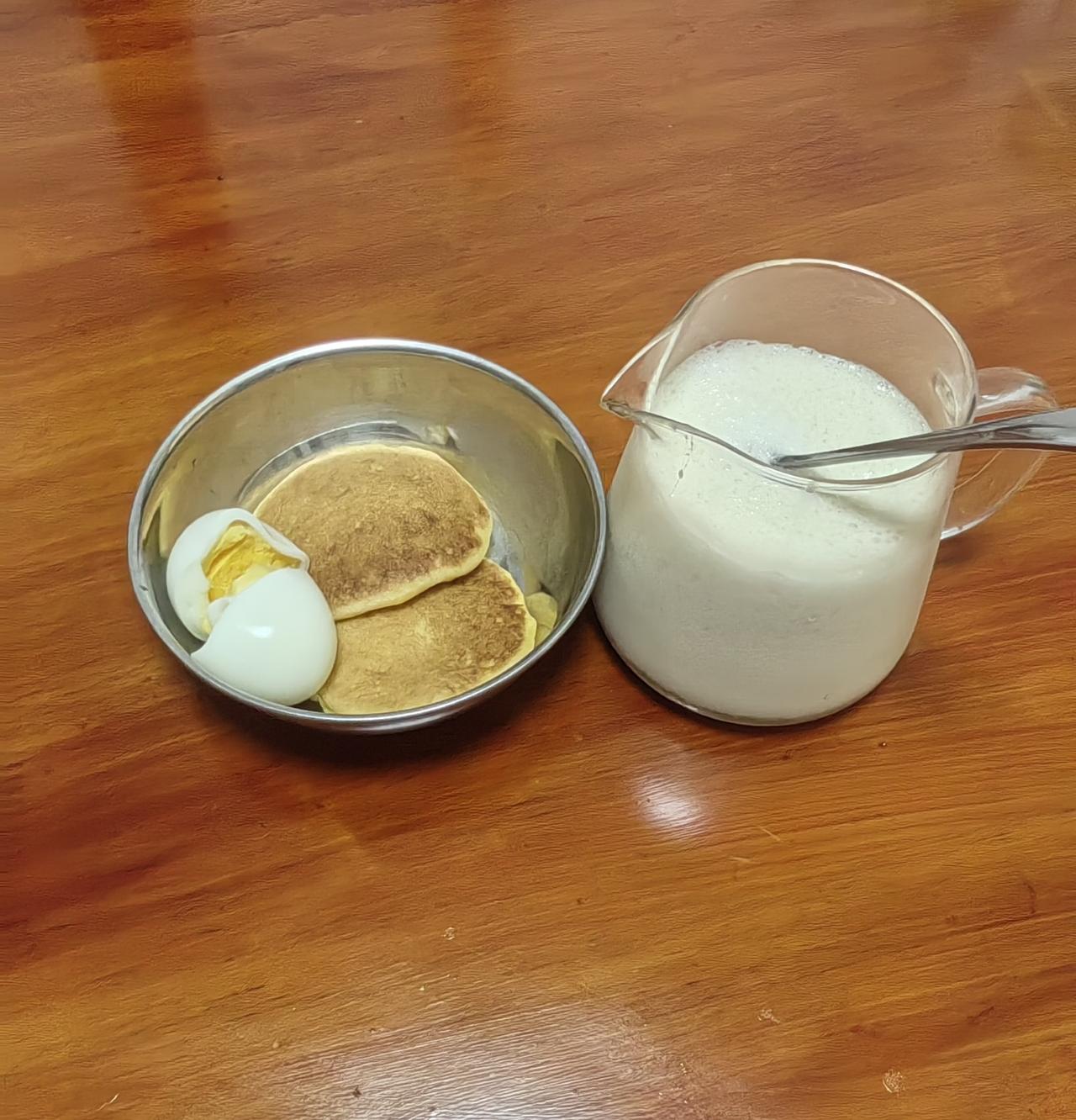 不想抱也得抱
每天吃早餐的时候固定项目必须要抱着，你吃什么和它无关，它只是要你抱