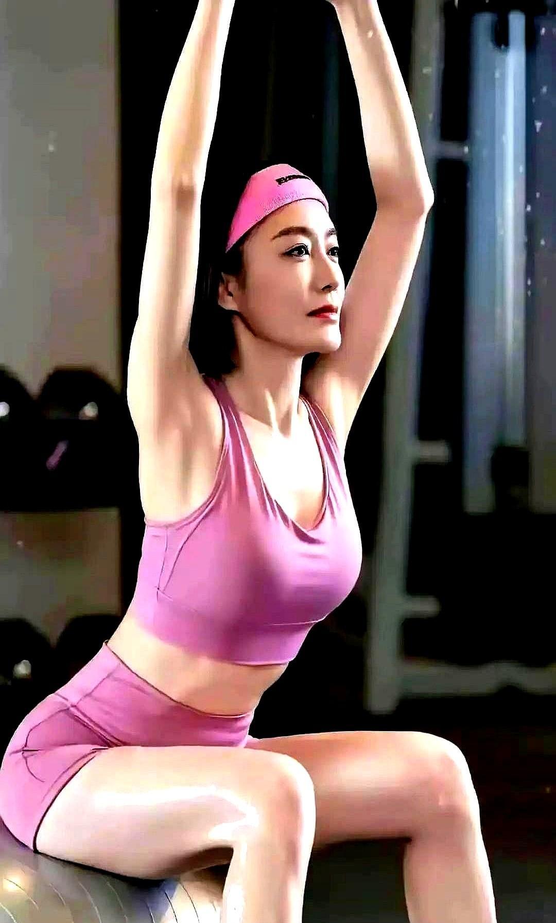 秦岚十年瑜伽，腰板比年轻人还直。
不是玄学，是骨头在悄悄长硬。
每天十分钟，不跑