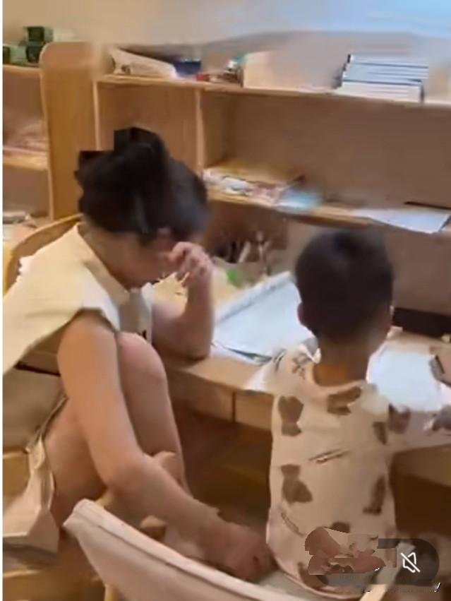 如今不少家长在家辅导孩子功课，常常被气得够呛。想想咱们上学那会儿，家长可省心多了