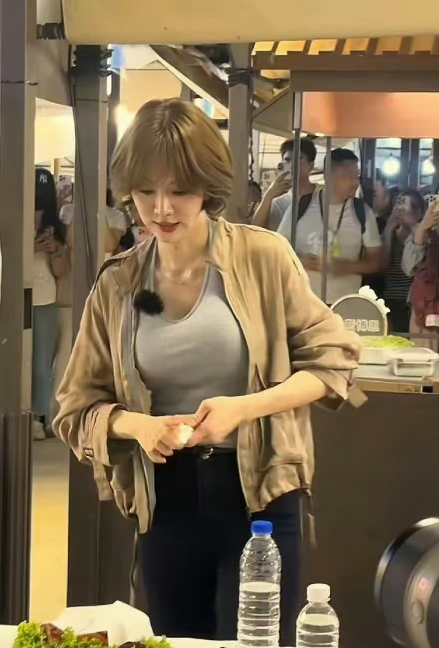 姜妍可以出一部美少女小姨餐厅集了！ 