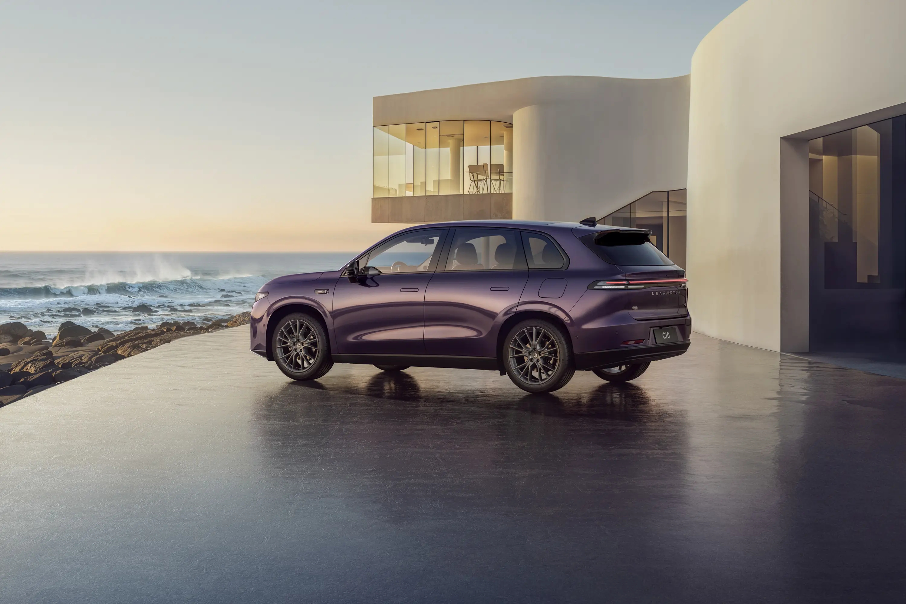 开了大半年零跑C10，真心觉得家用太省心了。新车提回来几乎没什么异味，有娃家庭也