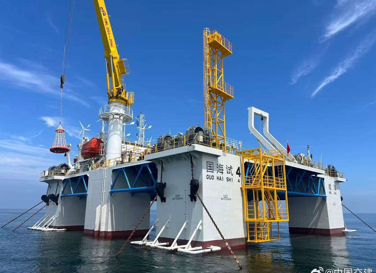 【工程快讯】近日，中交疏浚承建的“国海试4”半潜式试验平台在国家海洋综合试验场（