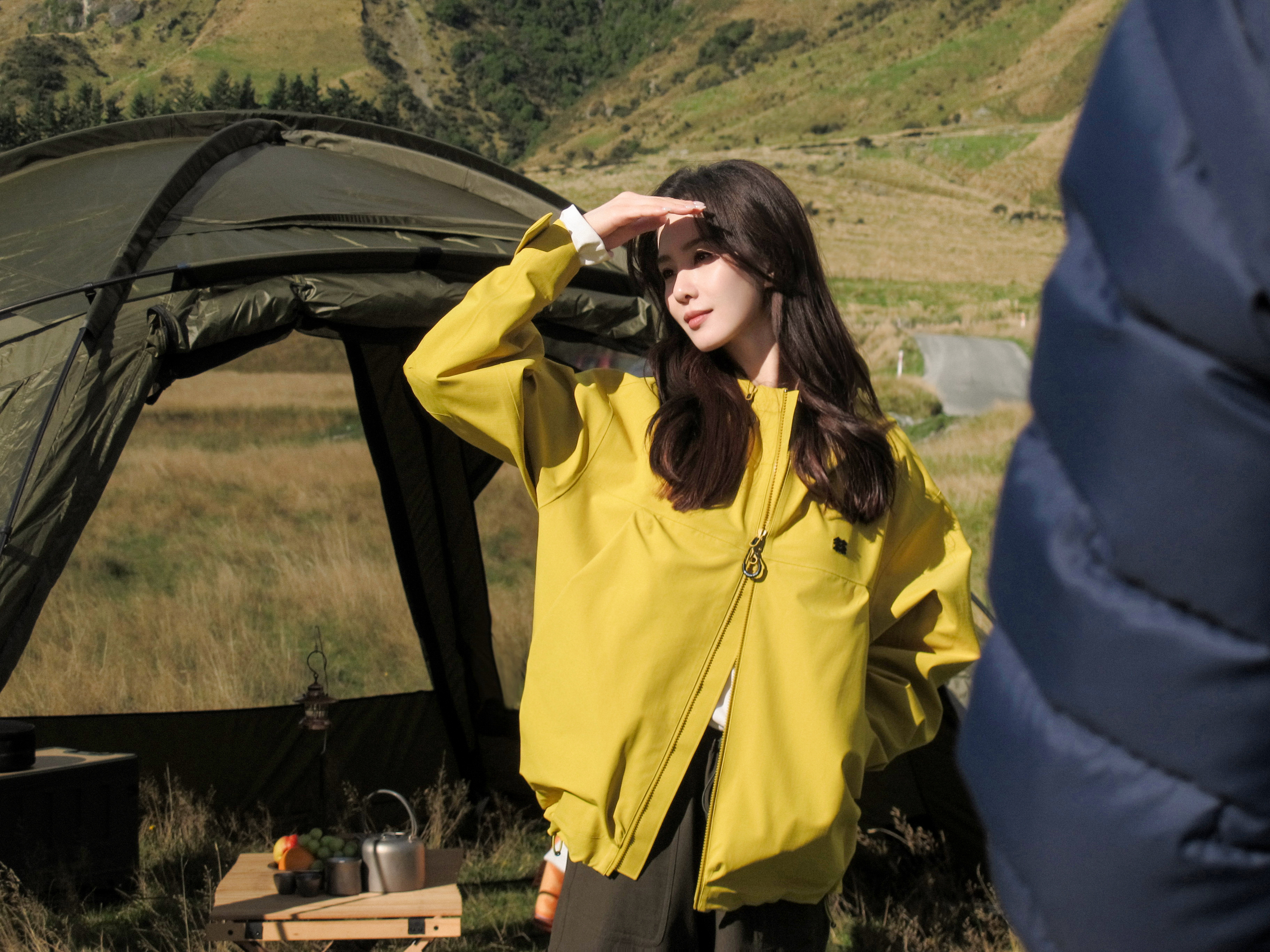 刘诗诗 📮板报速报 来山野吹吹风揣一朵小花，看流水远山💛