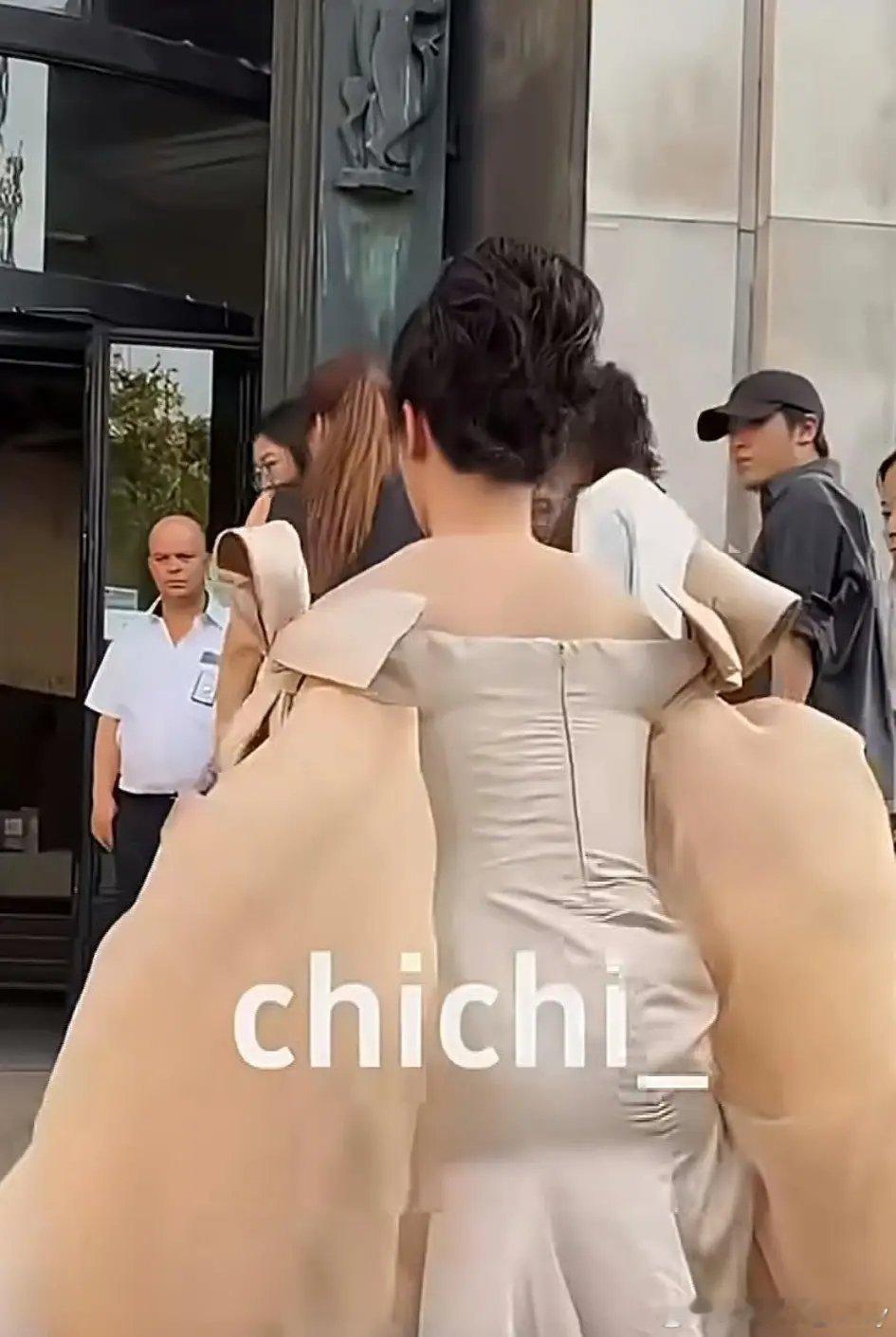 当你觉得你压力大的时候不妨看看这条裙子的拉链 