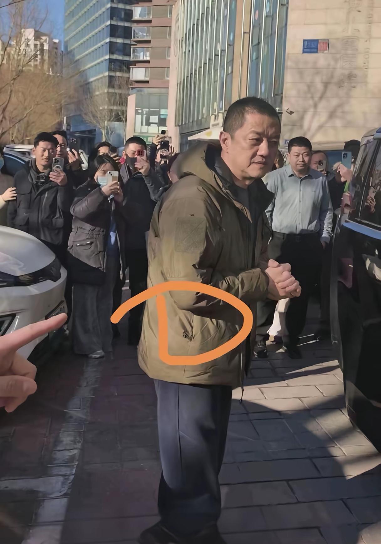 我闺蜜在线下见过李亚鹏
我闺蜜说，李亚鹏本人简直跟网友们说的一模一样，有些人表面