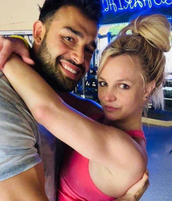   8月31日，据外媒报道，布兰妮认为前夫Sam Asghari一直与她的父亲J