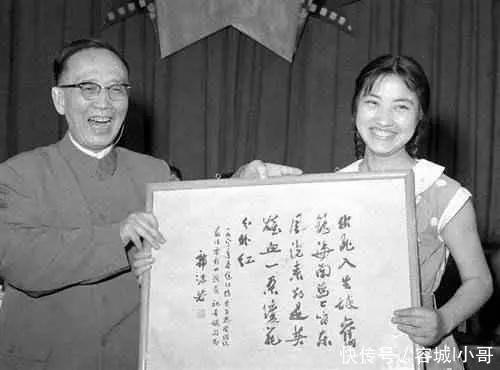 王铎：郭沫若为祝希娟扮演吴琼花题词