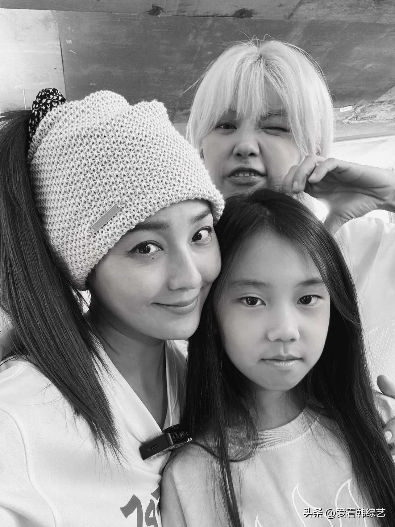 26日，演员柳真在Instagram上发布了几张照片，并配文“和爱琪阿姨的纪念照