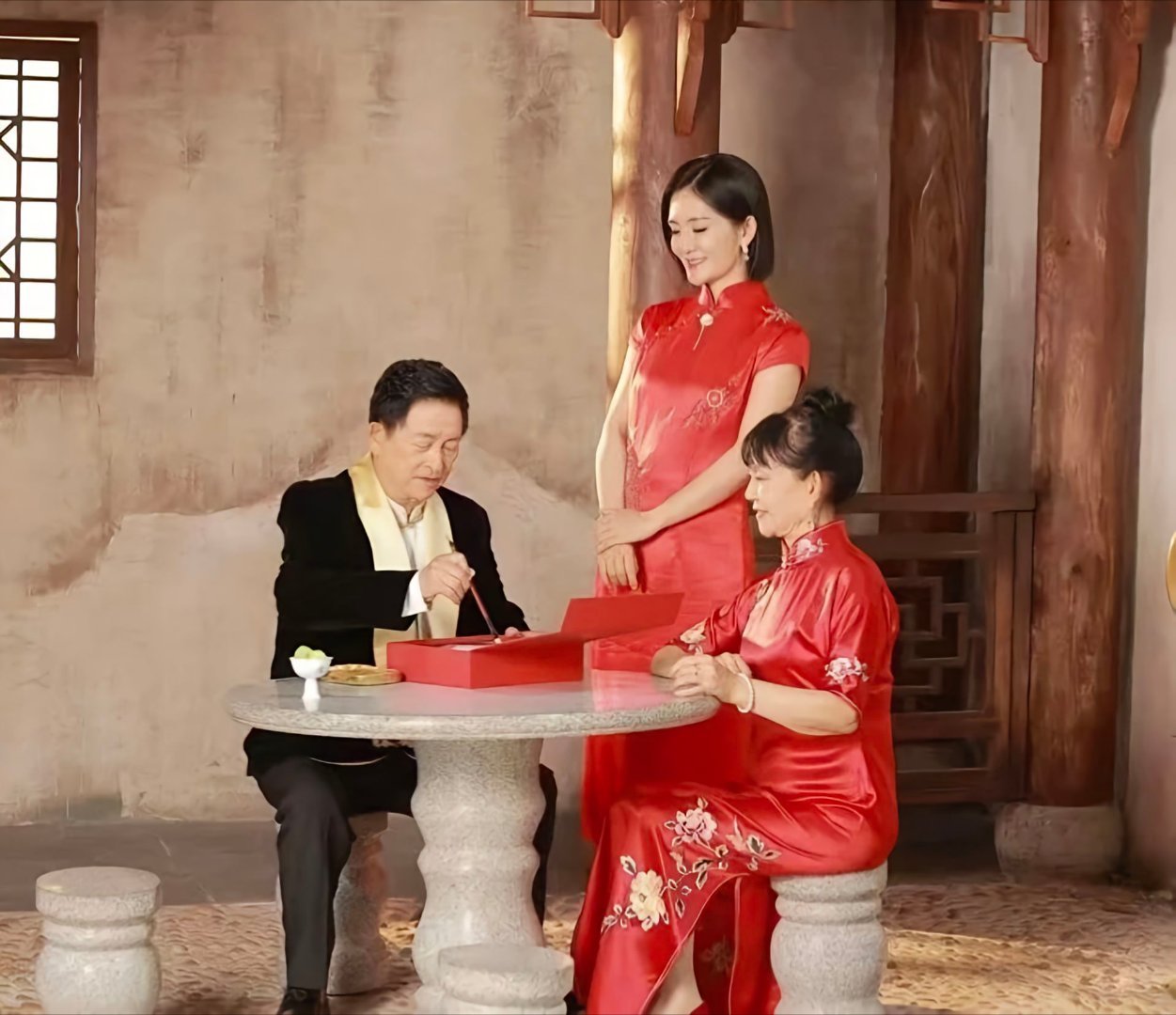 谢娜一家是现实版小巷人家吧谢娜一家真的很有爱，开明友善的父母，恩爱的老公，可爱的