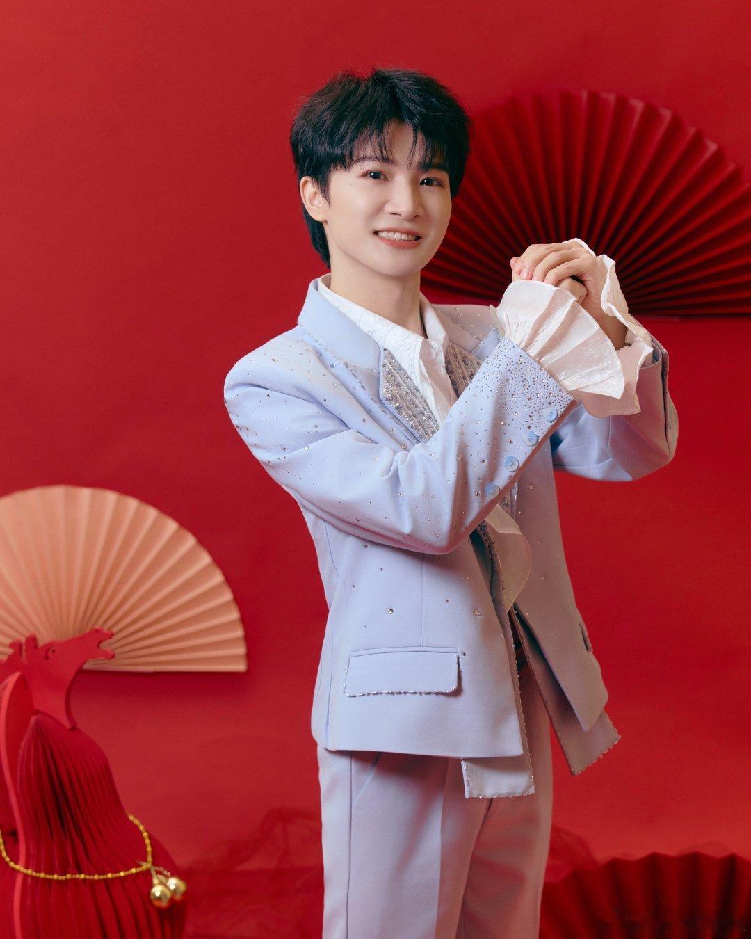 周深鼓励大家勇敢去圆梦辽宁春晚 跨界不怯场，首秀即高光，《你好，学爸》里的他，和