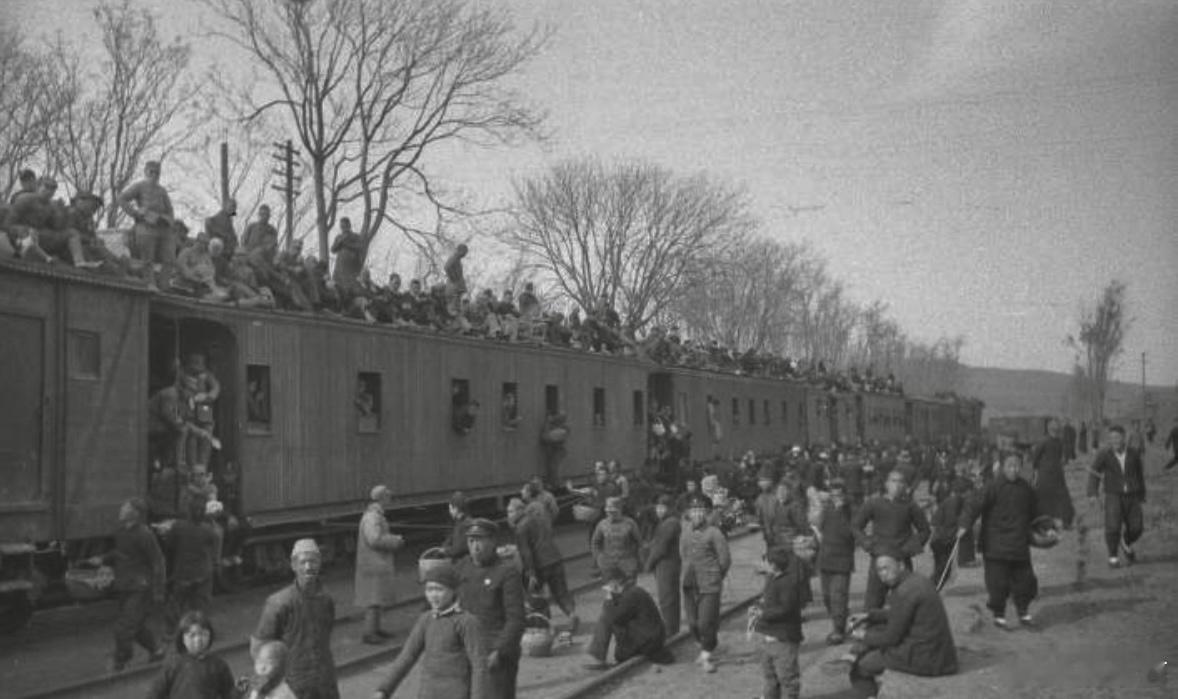 大饥荒中扒火车逃难的饥民，河南，1942年 ​​​