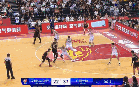 摩尔轰进超远压哨三分
北京时间11月4日，广州与深圳的比赛进行至首节最后时刻，如