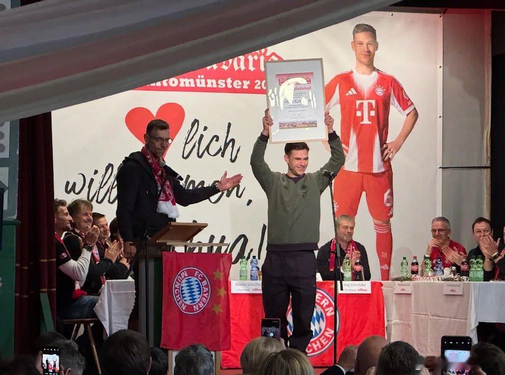 ➡️作為四個孩子父親的日常生活🎙️基米希：“全家人大約早上6點半才慢慢起床。我