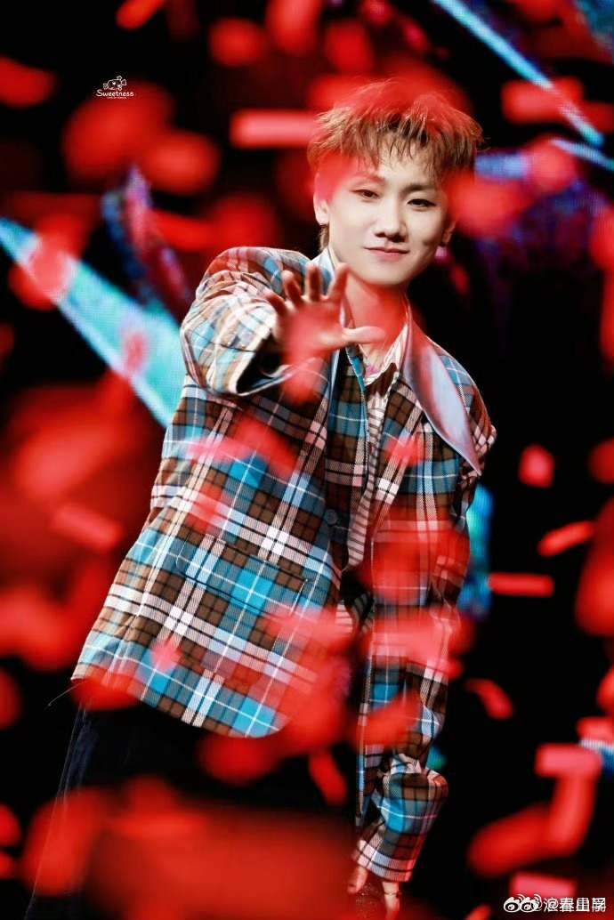 汪苏泷汪苏泷钻石头盔 把「明日世界」的浪漫具象化了✨ 从青涩情歌到先锋舞台，他带