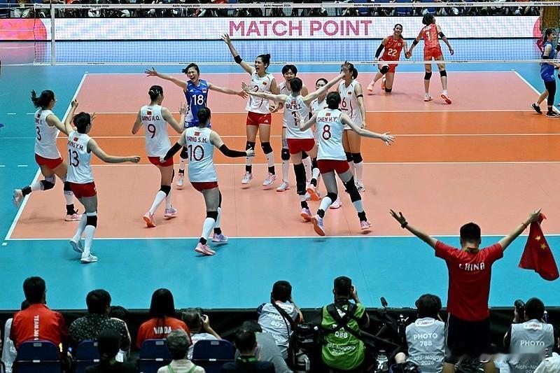国家体育总局领导也来到了亚运会女排决赛现场观看中日女排对决，中国女排的姑娘们顶住