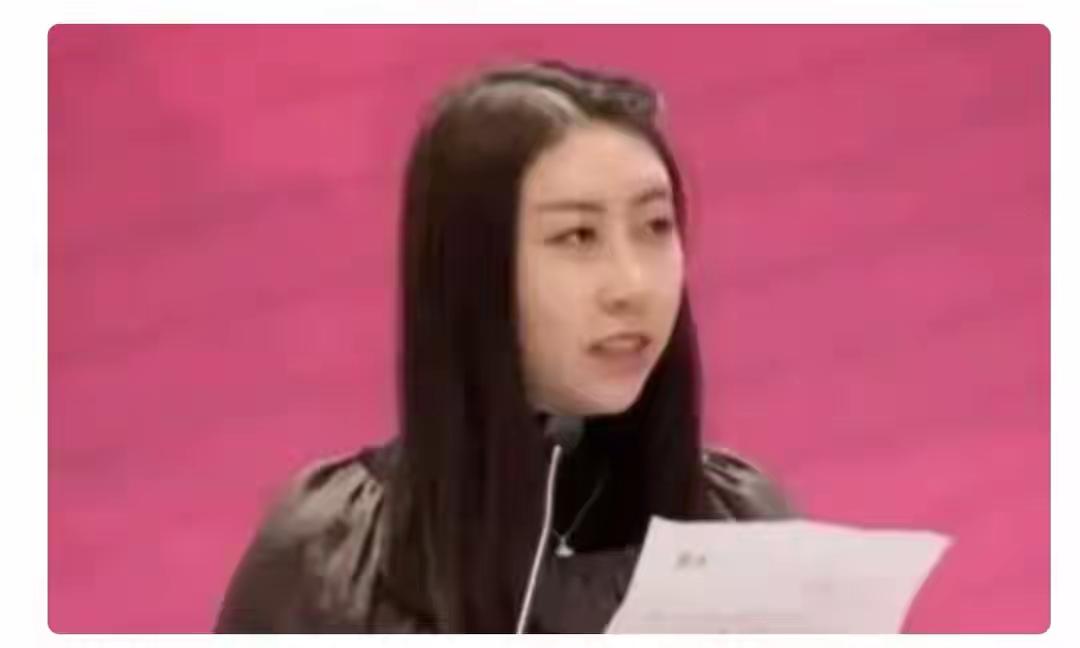 著名诗人贾浅浅被取消了硕士学位和教师资格，可能是害羞，自己也辞去了在大学的教师工