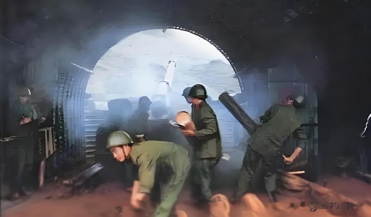 1979年，于隐蔽的山洞炮位之中，一门大炮正震耳欲聋地咆哮着，喷吐出愤怒的火焰。