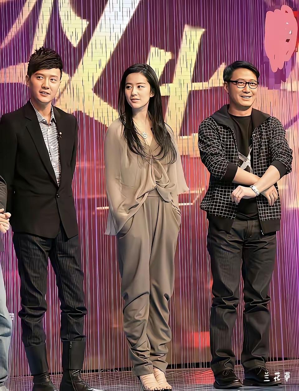 中间这位美女是谁？身干挺直，面容娇柔，穿着时尚，真真是一位大美女。  
有人知道