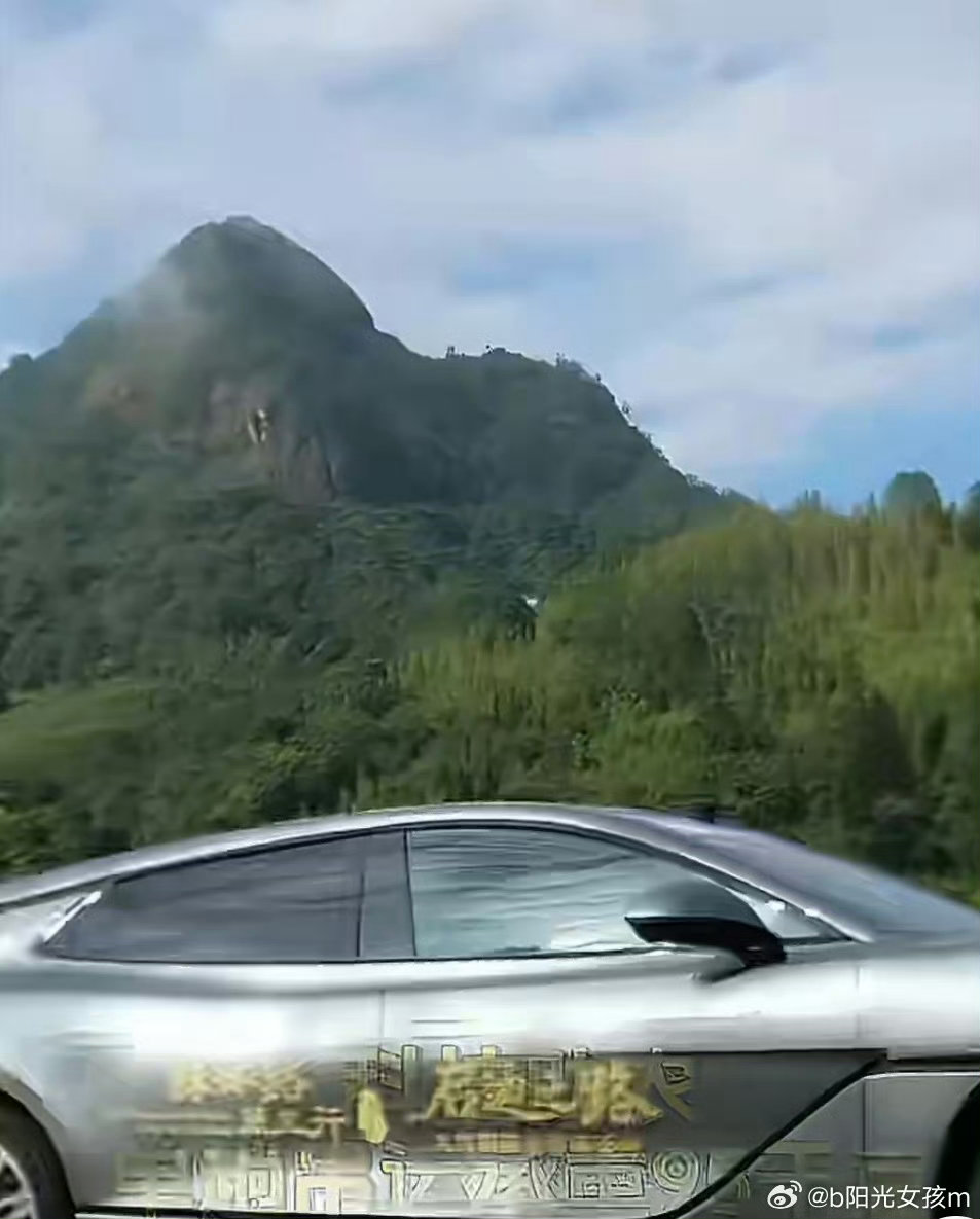 武夷山运茶已经用上无人机了无人机规划最优航线穿梭茶山，每日可完成十余吨茶青转运，
