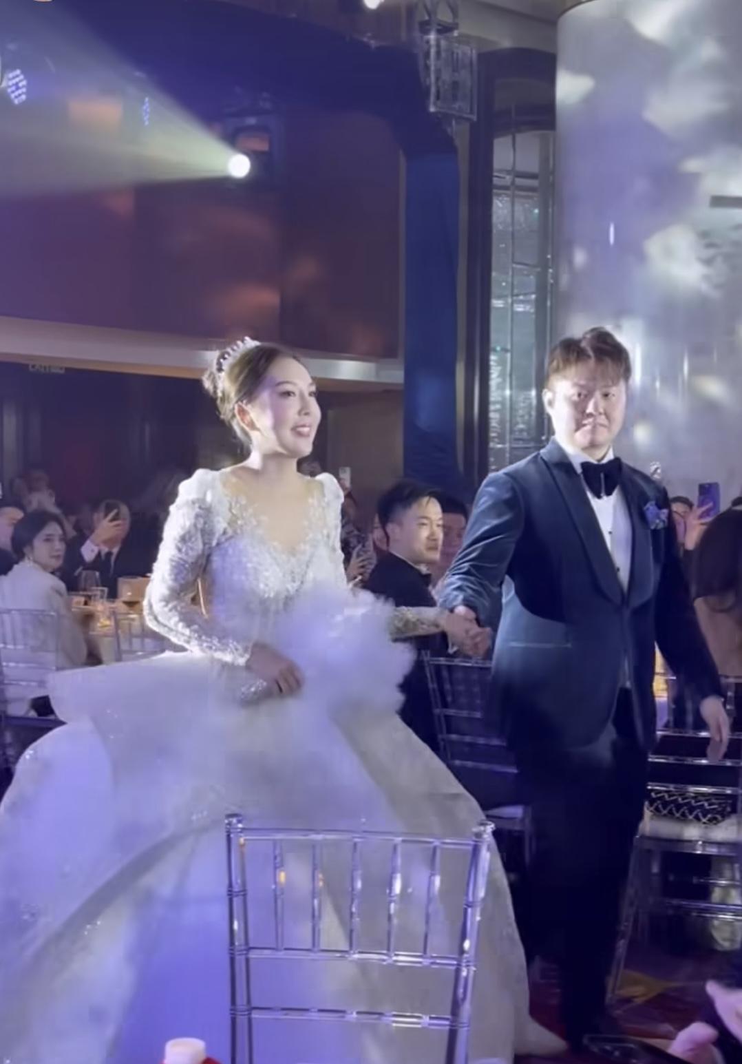 香港富二代结婚场面盛大，新娘挂20对龙凤镯，赌王子女做伴郎伴娘
香港富二代、名媛