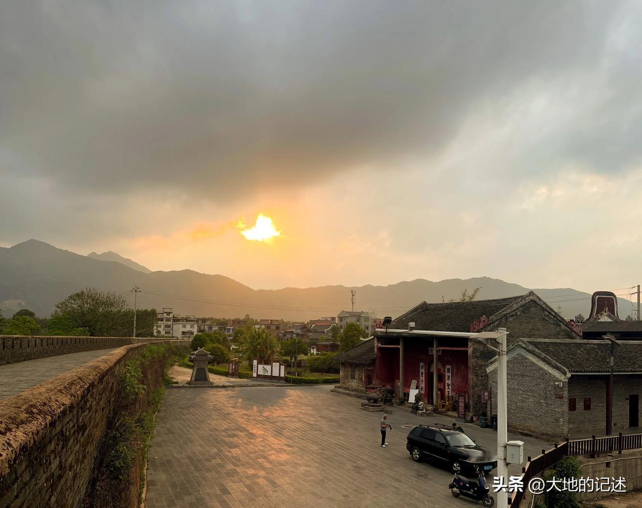 下午3点从广州出发，一路上细雨蒙蒙。3小时到达广西贺州的贺街。准备坐下开饭，天公