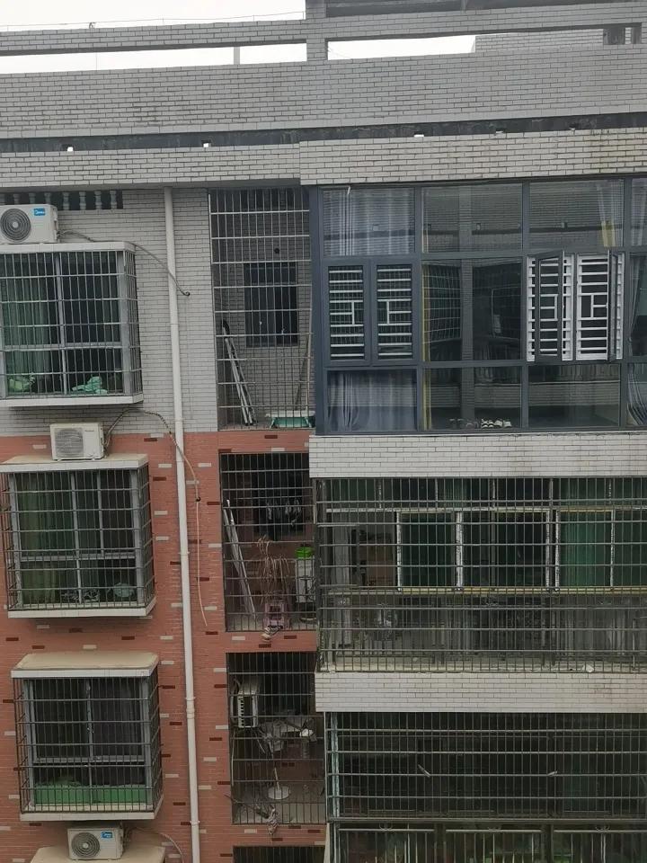 其次，在我们南方地区每年都有回南天潮湿的烦恼。每到回南天，一二楼的墙壁都能流出水