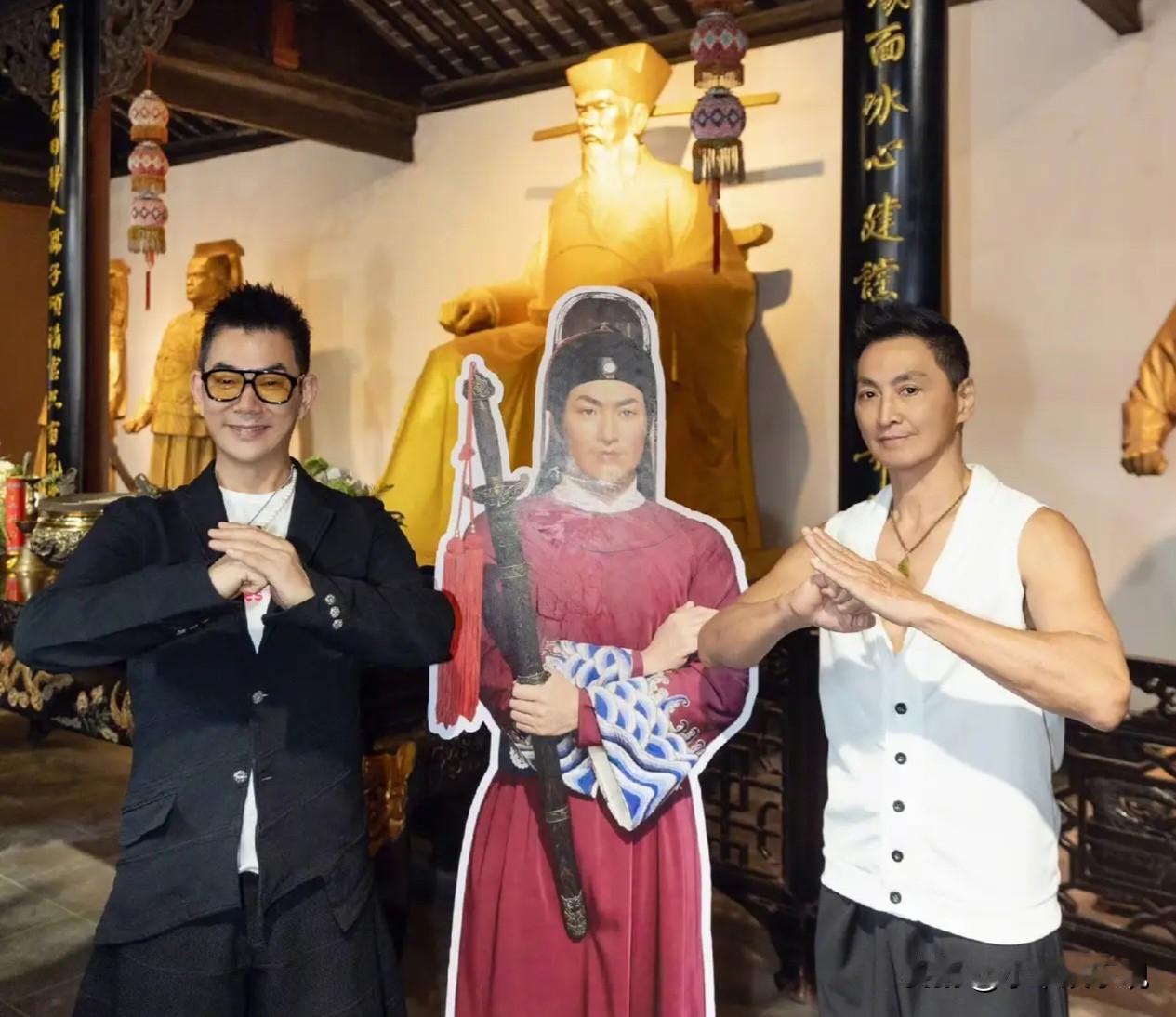 在流量明星横行的时代，这种靠作品和情义攒下的观众缘，比什么热度都扎实。凭演唱会票