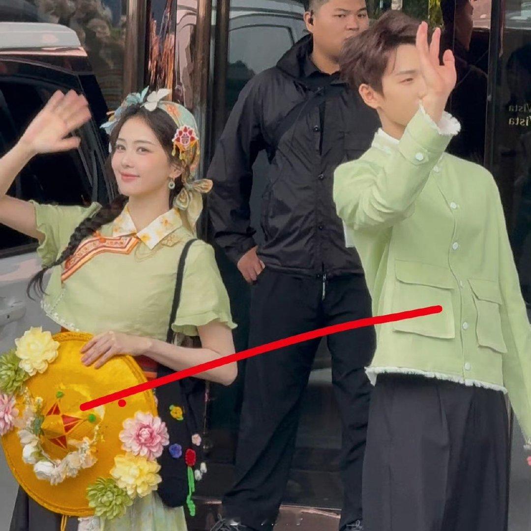 白鹿李昀锐跑男分一组白鹿李昀锐跑男情侣装路透 哈哈哈哈哈就是说白鹿这是来拆cp的