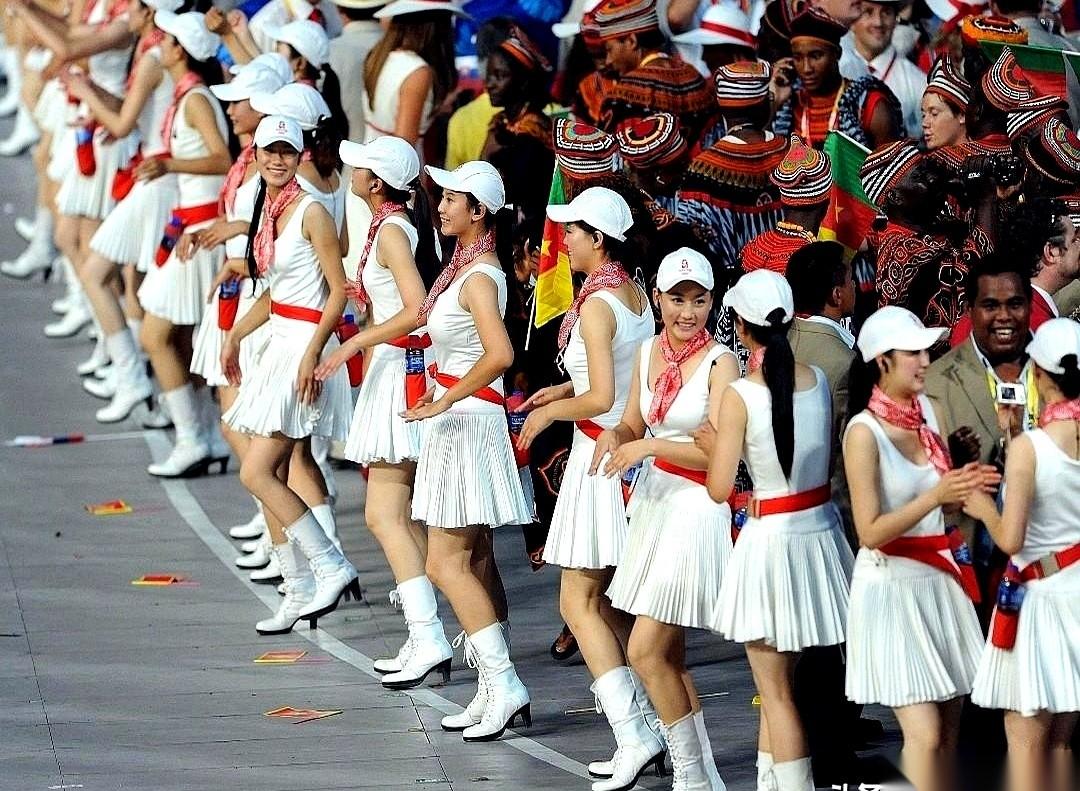 看2008年奥运会开幕式的录像，很多人第一眼记住的，是跑道旁那一长排穿着白裙子的
